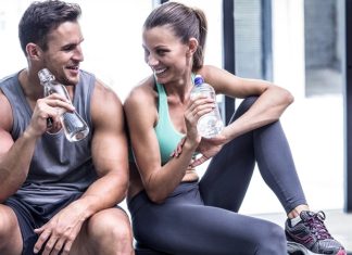 Geleceğin Mesleği Olarak Fitness Antrenörlüğü Sağlıklı yaşam bilincinin dünya genelinde hızla yaygınlaşması, spor ve egzersize olan ilgiyi her geçen yıl artırıyor. Bu gelişim yalnızca spor salonlarının sayısını yükseltmekle kalmıyor, aynı zamanda nitelikli fitness antrenörlüğü mesleğine olan ihtiyacı da büyütüyor. Bireyler artık yalnızca kilo vermek ya da kas geliştirmek için değil, yaşam kalitesini artırmak, kronik hastalık risklerini azaltmak ve düzenli bir yaşam tarzı oluşturmak amacıyla profesyonel destek almayı tercih ediyor. Bu durum, fitness antrenörü mesleğini geleceğin en dikkat çeken kariyer alanlarından biri haline getiriyor. Konulu bir haber görseli.