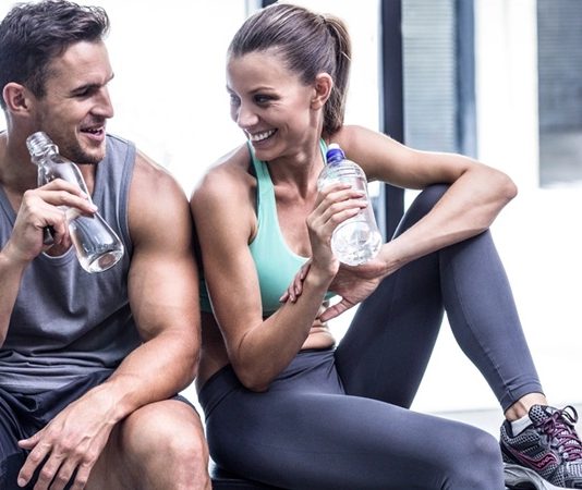 Sağlıklı yaşam bilincinin dünya genelinde hızla yaygınlaşması, spor ve egzersize olan ilgiyi her geçen yıl artırıyor. Bu gelişim yalnızca spor salonlarının sayısını yükseltmekle kalmıyor, aynı zamanda nitelikli fitness antrenörlüğü mesleğine olan ihtiyacı da büyütüyor. Bireyler artık yalnızca kilo vermek ya da kas geliştirmek için değil, yaşam kalitesini artırmak, kronik hastalık risklerini azaltmak ve düzenli bir yaşam tarzı oluşturmak amacıyla profesyonel destek almayı tercih ediyor. Bu durum, fitness antrenörü mesleğini geleceğin en dikkat çeken kariyer alanlarından biri haline getiriyor. Konulu bir haber görseli.