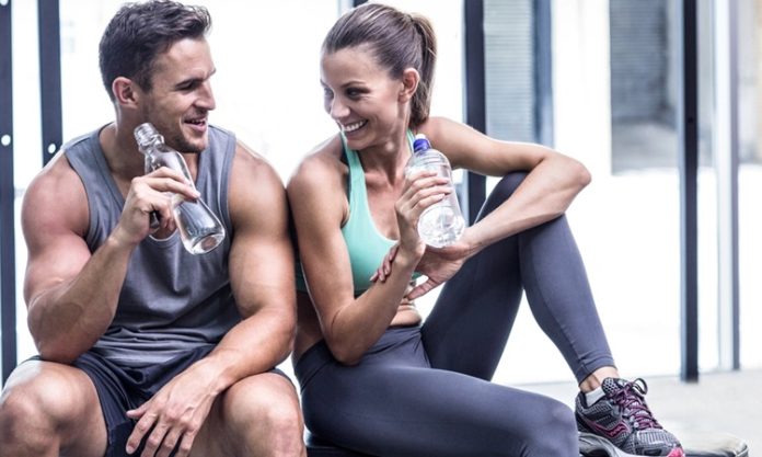 Sağlıklı yaşam bilincinin dünya genelinde hızla yaygınlaşması, spor ve egzersize olan ilgiyi her geçen yıl artırıyor. Bu gelişim yalnızca spor salonlarının sayısını yükseltmekle kalmıyor, aynı zamanda nitelikli fitness antrenörlüğü mesleğine olan ihtiyacı da büyütüyor. Bireyler artık yalnızca kilo vermek ya da kas geliştirmek için değil, yaşam kalitesini artırmak, kronik hastalık risklerini azaltmak ve düzenli bir yaşam tarzı oluşturmak amacıyla profesyonel destek almayı tercih ediyor. Bu durum, fitness antrenörü mesleğini geleceğin en dikkat çeken kariyer alanlarından biri haline getiriyor. Konulu bir haber görseli.