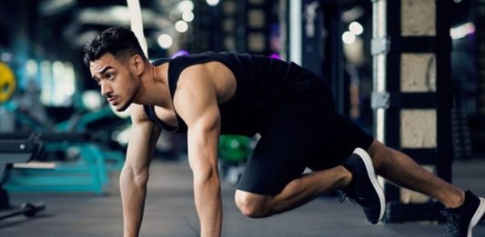HIIT Antrenmanları Fitness Sonuçlarını Hızlandırıyor Son yıllarda fitness dünyasında öne çıkan antrenman yöntemlerinden biri olan HIIT antrenmanları, kısa sürede yüksek verim sağlamasıyla dikkat çekiyor. Yüksek yoğunluklu egzersizlerin kısa dinlenme aralıklarıyla uygulandığı bu sistem, hem yağ yakımını desteklemesi hem de kondisyonu geliştirmesi nedeniyle geniş bir kullanıcı kitlesi tarafından tercih ediliyor. Yoğun yaşam temposuna sahip bireyler için zaman tasarrufu sunan HIIT, doğru uygulandığında performans gelişimini hızlandıran etkili yöntemlerden biri olarak kabul ediliyor. Konulu bir haber görseli.
