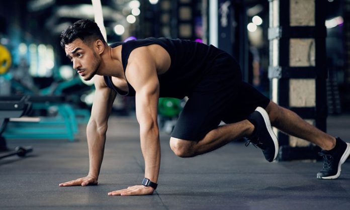 HIIT Antrenmanları Fitness Sonuçlarını Hızlandırıyor Son yıllarda fitness dünyasında öne çıkan antrenman yöntemlerinden biri olan HIIT antrenmanları, kısa sürede yüksek verim sağlamasıyla dikkat çekiyor. Yüksek yoğunluklu egzersizlerin kısa dinlenme aralıklarıyla uygulandığı bu sistem, hem yağ yakımını desteklemesi hem de kondisyonu geliştirmesi nedeniyle geniş bir kullanıcı kitlesi tarafından tercih ediliyor. Yoğun yaşam temposuna sahip bireyler için zaman tasarrufu sunan HIIT, doğru uygulandığında performans gelişimini hızlandıran etkili yöntemlerden biri olarak kabul ediliyor. Konulu bir haber görseli.