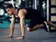HIIT Antrenmanları Fitness Sonuçlarını Hızlandırıyor Son yıllarda fitness dünyasında öne çıkan antrenman yöntemlerinden biri olan HIIT antrenmanları, kısa sürede yüksek verim sağlamasıyla dikkat çekiyor. Yüksek yoğunluklu egzersizlerin kısa dinlenme aralıklarıyla uygulandığı bu sistem, hem yağ yakımını desteklemesi hem de kondisyonu geliştirmesi nedeniyle geniş bir kullanıcı kitlesi tarafından tercih ediliyor. Yoğun yaşam temposuna sahip bireyler için zaman tasarrufu sunan HIIT, doğru uygulandığında performans gelişimini hızlandıran etkili yöntemlerden biri olarak kabul ediliyor. Konulu bir haber görseli.
