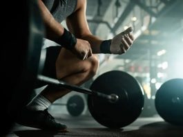 İleri Seviye Fitness Antrenmanlarında Yapılan Hatalar Fitness dünyasında belirli bir seviyeye ulaştıktan sonra sporcuların karşılaştığı en büyük sorunlardan biri gelişimin yavaşlamasıdır. Başlangıç döneminde hızlı ilerleme kaydeden birçok kişi, ileri seviyeye ulaştığında aynı performansı sürdüremeyebilir. Bunun temel nedenlerinden biri ise farkında olmadan yapılan antrenman hatalarıdır. Yanlış programlama, yetersiz dinlenme, düzensiz beslenme ve teknik eksiklikler, uzun vadede performansın düşmesine neden olabilir. Konulu bir haber görseli.