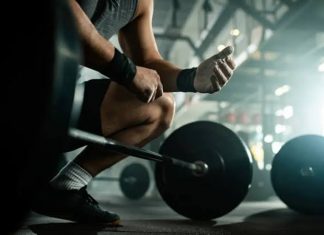 İleri Seviye Fitness Antrenmanlarında Yapılan Hatalar Fitness dünyasında belirli bir seviyeye ulaştıktan sonra sporcuların karşılaştığı en büyük sorunlardan biri gelişimin yavaşlamasıdır. Başlangıç döneminde hızlı ilerleme kaydeden birçok kişi, ileri seviyeye ulaştığında aynı performansı sürdüremeyebilir. Bunun temel nedenlerinden biri ise farkında olmadan yapılan antrenman hatalarıdır. Yanlış programlama, yetersiz dinlenme, düzensiz beslenme ve teknik eksiklikler, uzun vadede performansın düşmesine neden olabilir. Konulu bir haber görseli.