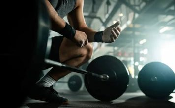 İleri Seviye Fitness Antrenmanlarında Yapılan Hatalar Fitness dünyasında belirli bir seviyeye ulaştıktan sonra sporcuların karşılaştığı en büyük sorunlardan biri gelişimin yavaşlamasıdır. Başlangıç döneminde hızlı ilerleme kaydeden birçok kişi, ileri seviyeye ulaştığında aynı performansı sürdüremeyebilir. Bunun temel nedenlerinden biri ise farkında olmadan yapılan antrenman hatalarıdır. Yanlış programlama, yetersiz dinlenme, düzensiz beslenme ve teknik eksiklikler, uzun vadede performansın düşmesine neden olabilir. Konulu bir haber görseli.