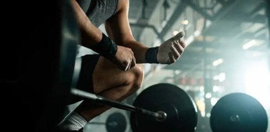 İleri Seviye Fitness Antrenmanlarında Yapılan Hatalar Fitness dünyasında belirli bir seviyeye ulaştıktan sonra sporcuların karşılaştığı en büyük sorunlardan biri gelişimin yavaşlamasıdır. Başlangıç döneminde hızlı ilerleme kaydeden birçok kişi, ileri seviyeye ulaştığında aynı performansı sürdüremeyebilir. Bunun temel nedenlerinden biri ise farkında olmadan yapılan antrenman hatalarıdır. Yanlış programlama, yetersiz dinlenme, düzensiz beslenme ve teknik eksiklikler, uzun vadede performansın düşmesine neden olabilir. Konulu bir haber görseli.