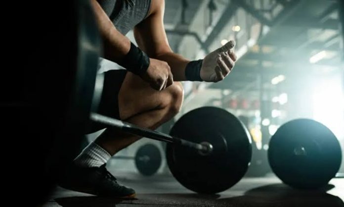 Fitness dünyasında belirli bir seviyeye ulaştıktan sonra sporcuların karşılaştığı en büyük sorunlardan biri gelişimin yavaşlamasıdır. Başlangıç döneminde hızlı ilerleme kaydeden birçok kişi, ileri seviyeye ulaştığında aynı performansı sürdüremeyebilir. Bunun temel nedenlerinden biri ise farkında olmadan yapılan antrenman hatalarıdır. Yanlış programlama, yetersiz dinlenme, düzensiz beslenme ve teknik eksiklikler, uzun vadede performansın düşmesine neden olabilir. Konulu bir haber görseli.
