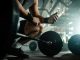 İleri Seviye Fitness Antrenmanlarında Yapılan Hatalar Fitness dünyasında belirli bir seviyeye ulaştıktan sonra sporcuların karşılaştığı en büyük sorunlardan biri gelişimin yavaşlamasıdır. Başlangıç döneminde hızlı ilerleme kaydeden birçok kişi, ileri seviyeye ulaştığında aynı performansı sürdüremeyebilir. Bunun temel nedenlerinden biri ise farkında olmadan yapılan antrenman hatalarıdır. Yanlış programlama, yetersiz dinlenme, düzensiz beslenme ve teknik eksiklikler, uzun vadede performansın düşmesine neden olabilir. Konulu bir haber görseli.