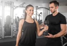 Fitness sektöründe yaşanan büyüme, farklı uzmanlık alanlarına olan ihtiyacı da artırıyor. Son yıllarda özellikle kadın fitness eğitmeni sayısında önemli bir yükseliş görülürken, spor salonlarında ve kişisel antrenman hizmetlerinde kadın profesyonellere yönelik talep dikkat çekiyor. Kadın danışanların kendilerini daha rahat hissettiği, iletişim konusunda daha kolay bağ kurabildiği ve hedeflerine uygun destek alabildiği bir ortam oluşturulması, bu alandaki talebin artmasında etkili oluyor. Konulu bir haber görseli.