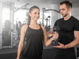 Kadın Fitness Eğitmenlerine Talep Artıyor Fitness sektöründe yaşanan büyüme, farklı uzmanlık alanlarına olan ihtiyacı da artırıyor. Son yıllarda özellikle kadın fitness eğitmeni sayısında önemli bir yükseliş görülürken, spor salonlarında ve kişisel antrenman hizmetlerinde kadın profesyonellere yönelik talep dikkat çekiyor. Kadın danışanların kendilerini daha rahat hissettiği, iletişim konusunda daha kolay bağ kurabildiği ve hedeflerine uygun destek alabildiği bir ortam oluşturulması, bu alandaki talebin artmasında etkili oluyor. Konulu bir haber görseli.