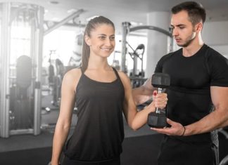 Kadın Fitness Eğitmenlerine Talep Artıyor Fitness sektöründe yaşanan büyüme, farklı uzmanlık alanlarına olan ihtiyacı da artırıyor. Son yıllarda özellikle kadın fitness eğitmeni sayısında önemli bir yükseliş görülürken, spor salonlarında ve kişisel antrenman hizmetlerinde kadın profesyonellere yönelik talep dikkat çekiyor. Kadın danışanların kendilerini daha rahat hissettiği, iletişim konusunda daha kolay bağ kurabildiği ve hedeflerine uygun destek alabildiği bir ortam oluşturulması, bu alandaki talebin artmasında etkili oluyor. Konulu bir haber görseli.