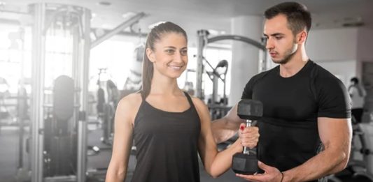 Kadın Fitness Eğitmenlerine Talep Artıyor Fitness sektöründe yaşanan büyüme, farklı uzmanlık alanlarına olan ihtiyacı da artırıyor. Son yıllarda özellikle kadın fitness eğitmeni sayısında önemli bir yükseliş görülürken, spor salonlarında ve kişisel antrenman hizmetlerinde kadın profesyonellere yönelik talep dikkat çekiyor. Kadın danışanların kendilerini daha rahat hissettiği, iletişim konusunda daha kolay bağ kurabildiği ve hedeflerine uygun destek alabildiği bir ortam oluşturulması, bu alandaki talebin artmasında etkili oluyor. Konulu bir haber görseli.
