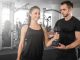 Kadın Fitness Eğitmenlerine Talep Artıyor Fitness sektöründe yaşanan büyüme, farklı uzmanlık alanlarına olan ihtiyacı da artırıyor. Son yıllarda özellikle kadın fitness eğitmeni sayısında önemli bir yükseliş görülürken, spor salonlarında ve kişisel antrenman hizmetlerinde kadın profesyonellere yönelik talep dikkat çekiyor. Kadın danışanların kendilerini daha rahat hissettiği, iletişim konusunda daha kolay bağ kurabildiği ve hedeflerine uygun destek alabildiği bir ortam oluşturulması, bu alandaki talebin artmasında etkili oluyor. Konulu bir haber görseli.