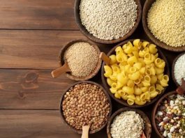 Karbonhidrat Yüklemesi Fitness Sporcularına Ne Sağlar? Fitness dünyasında performansı artırmak ve yoğun antrenman dönemlerinde enerji seviyesini korumak için farklı beslenme stratejileri uygulanıyor. Bu yöntemlerden biri olan karbonhidrat yüklemesi, özellikle yüksek yoğunluklu egzersiz yapan sporcuların dikkat ettiği beslenme uygulamaları arasında yer alıyor. Vücudun enerji depolarını artırmayı amaçlayan bu yöntem, doğru şekilde uygulandığında antrenman performansına ve dayanıklılığa katkı sağlayabiliyor. Konulu bir haber görseli.