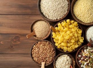 Fitness dünyasında performansı artırmak ve yoğun antrenman dönemlerinde enerji seviyesini korumak için farklı beslenme stratejileri uygulanıyor. Bu yöntemlerden biri olan karbonhidrat yüklemesi, özellikle yüksek yoğunluklu egzersiz yapan sporcuların dikkat ettiği beslenme uygulamaları arasında yer alıyor. Vücudun enerji depolarını artırmayı amaçlayan bu yöntem, doğru şekilde uygulandığında antrenman performansına ve dayanıklılığa katkı sağlayabiliyor. Konulu bir haber görseli.
