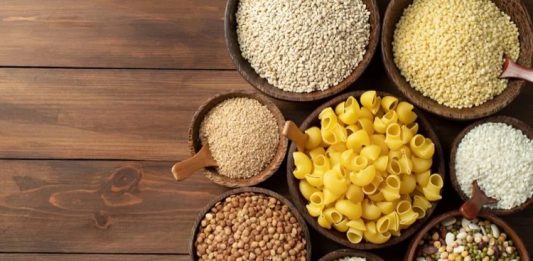 Karbonhidrat Yüklemesi Fitness Sporcularına Ne Sağlar? Fitness dünyasında performansı artırmak ve yoğun antrenman dönemlerinde enerji seviyesini korumak için farklı beslenme stratejileri uygulanıyor. Bu yöntemlerden biri olan karbonhidrat yüklemesi, özellikle yüksek yoğunluklu egzersiz yapan sporcuların dikkat ettiği beslenme uygulamaları arasında yer alıyor. Vücudun enerji depolarını artırmayı amaçlayan bu yöntem, doğru şekilde uygulandığında antrenman performansına ve dayanıklılığa katkı sağlayabiliyor. Konulu bir haber görseli.