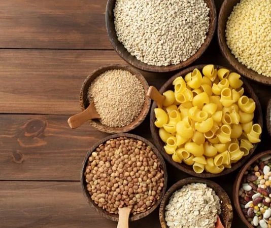 Fitness dünyasında performansı artırmak ve yoğun antrenman dönemlerinde enerji seviyesini korumak için farklı beslenme stratejileri uygulanıyor. Bu yöntemlerden biri olan karbonhidrat yüklemesi, özellikle yüksek yoğunluklu egzersiz yapan sporcuların dikkat ettiği beslenme uygulamaları arasında yer alıyor. Vücudun enerji depolarını artırmayı amaçlayan bu yöntem, doğru şekilde uygulandığında antrenman performansına ve dayanıklılığa katkı sağlayabiliyor. Konulu bir haber görseli.