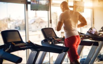 Kardiyo Fitness Ekipmanlarında Son Teknolojiler Kardiyo antrenmanları, hem profesyonel sporcular hem de sağlıklı yaşamı benimseyen bireyler için vazgeçilmez egzersiz türleri arasında yer alıyor. Teknolojinin hızla gelişmesiyle birlikte kardiyo fitness ekipmanları da yalnızca egzersiz yapılabilen cihazlar olmaktan çıkıp kullanıcı deneyimini geliştiren akıllı sistemlere dönüşmeye başladı. Günümüzde koşu bantları, eliptik bisikletler, kondisyon bisikletleri ve kürek makineleri gelişmiş yazılımlar, yapay zekâ destekli analizler ve kişiselleştirilebilir antrenman programlarıyla donatılıyor. Konulu bir haber görseli.