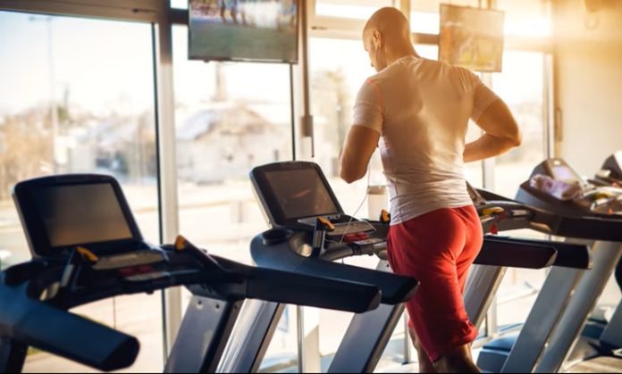 Kardiyo antrenmanları, hem profesyonel sporcular hem de sağlıklı yaşamı benimseyen bireyler için vazgeçilmez egzersiz türleri arasında yer alıyor. Teknolojinin hızla gelişmesiyle birlikte kardiyo fitness ekipmanları da yalnızca egzersiz yapılabilen cihazlar olmaktan çıkıp kullanıcı deneyimini geliştiren akıllı sistemlere dönüşmeye başladı. Günümüzde koşu bantları, eliptik bisikletler, kondisyon bisikletleri ve kürek makineleri gelişmiş yazılımlar, yapay zekâ destekli analizler ve kişiselleştirilebilir antrenman programlarıyla donatılıyor. Konulu bir haber görseli.