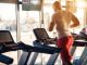 Kardiyo Fitness Ekipmanlarında Son Teknolojiler Kardiyo antrenmanları, hem profesyonel sporcular hem de sağlıklı yaşamı benimseyen bireyler için vazgeçilmez egzersiz türleri arasında yer alıyor. Teknolojinin hızla gelişmesiyle birlikte kardiyo fitness ekipmanları da yalnızca egzersiz yapılabilen cihazlar olmaktan çıkıp kullanıcı deneyimini geliştiren akıllı sistemlere dönüşmeye başladı. Günümüzde koşu bantları, eliptik bisikletler, kondisyon bisikletleri ve kürek makineleri gelişmiş yazılımlar, yapay zekâ destekli analizler ve kişiselleştirilebilir antrenman programlarıyla donatılıyor. Konulu bir haber görseli.