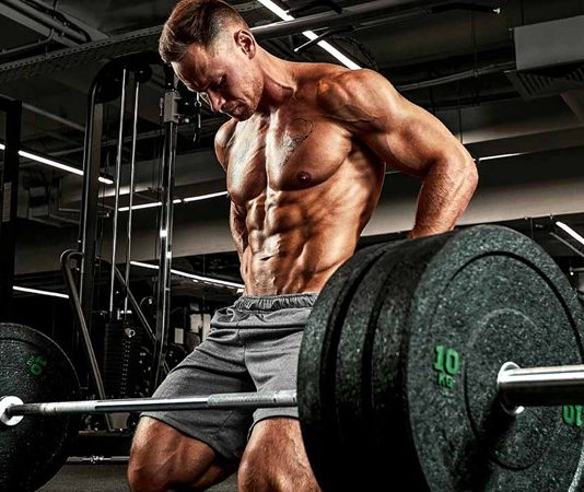 Kas gücü, yalnızca daha ağır ağırlık kaldırabilmek anlamına gelmez. Günlük yaşam kalitesini artıran, spor performansını geliştiren ve sakatlık riskini azaltan en önemli fiziksel özelliklerden biri olarak kabul edilir. Bu nedenle fitness ile ilgilenen bireylerin büyük bölümü yalnızca kas hacmini değil, aynı zamanda kas kuvvetini de geliştirmeyi hedefliyor. Bilimsel araştırmalar, doğru planlanan antrenman programlarının kasların daha verimli çalışmasını desteklediğini ve uzun vadede önemli gelişmeler sağlayabildiğini ortaya koyuyor. Konulu bir haber görseli.