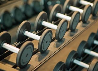 Kısa Sürede Sonuç Veren Fitness Antrenman Modelleri Fitness dünyasında hedeflere daha kısa sürede ulaşmak isteyen sporcuların sayısı her geçen gün artıyor. Yoğun iş temposu, günlük yaşamın getirdiği sorumluluklar ve zaman kısıtlamaları nedeniyle birçok kişi, daha verimli antrenman yöntemlerini araştırıyor. Bu noktada doğru planlanan fitness programları, bilimsel temellere dayanan antrenman modelleri ve düzenli uygulama sayesinde hem kas gelişimi hem de yağ yakımı açısından başarılı sonuçlar elde etmek mümkün oluyor. Konulu bir haber görseli.