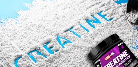 Kreatin Kullanımı Fitness Antrenmanlarını Nasıl Etkiliyor? Günümüzde düzenli spor yapan bireylerin en çok araştırdığı konular arasında kreatin kullanımı yer alıyor. Özellikle kuvvet antrenmanlarıyla ilgilenen sporcular, performanslarını artırmak ve yoğun egzersizlerde daha verimli sonuçlar elde etmek amacıyla kreatin takviyelerini değerlendirebiliyor. Bilimsel araştırmalar, kreatinin en fazla incelenen sporcu desteklerinden biri olduğunu gösterirken, bilinçli kullanımın önemine de dikkat çekiliyor. Konulu bir haber görseli.