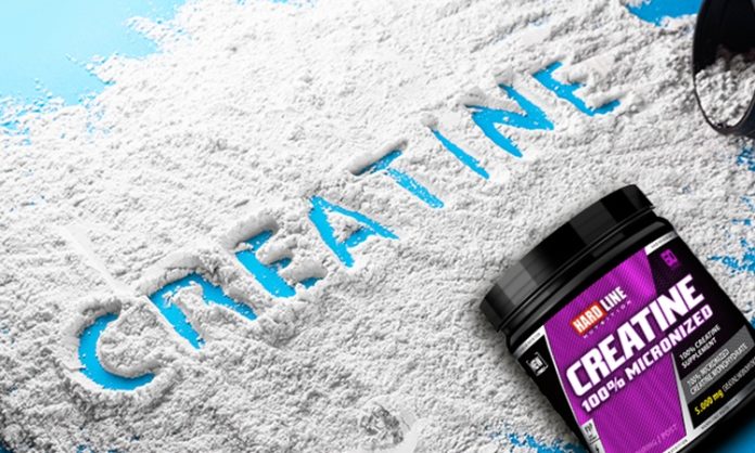 Kreatin Kullanımı Fitness Antrenmanlarını Nasıl Etkiliyor Günümüzde düzenli spor yapan bireylerin en çok araştırdığı konular arasında kreatin kullanımı yer alıyor. Özellikle kuvvet antrenmanlarıyla ilgilenen sporcular, performanslarını artırmak ve yoğun egzersizlerde daha verimli sonuçlar elde etmek amacıyla kreatin takviyelerini değerlendirebiliyor. Bilimsel araştırmalar, kreatinin en fazla incelenen sporcu desteklerinden biri olduğunu gösterirken, bilinçli kullanımın önemine de dikkat çekiliyor. Konulu bir haber görseli.