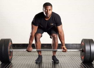 Fitness dünyasında başarılı sonuçlar elde etmek isteyen sporcular için kuvvet çalışmaları, gelişimin en önemli yapı taşlarından biri olarak kabul ediliyor. Düzenli şekilde uygulanan kuvvet antrenmanları yalnızca kas hacmini artırmakla kalmıyor; aynı zamanda dayanıklılığı geliştiriyor, metabolizmayı hızlandırıyor ve günlük yaşam kalitesini yükseltiyor. Bilimsel araştırmalar, doğru planlanan kuvvet egzersizlerinin hem profesyonel sporcular hem de amatör bireyler için uzun vadeli sağlık ve performans avantajları sunduğunu ortaya koyuyor. Konulu bir haber görseli.
