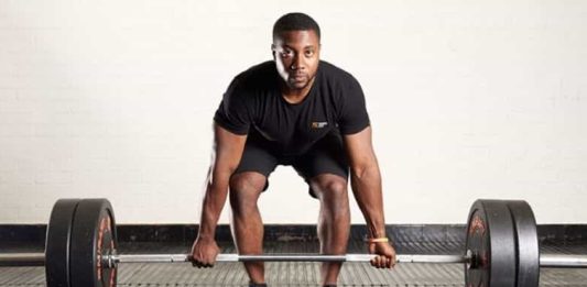 Kuvvet Çalışmaları Fitness Gelişimine Nasıl Katkı Sağlar? Fitness dünyasında başarılı sonuçlar elde etmek isteyen sporcular için kuvvet çalışmaları, gelişimin en önemli yapı taşlarından biri olarak kabul ediliyor. Düzenli şekilde uygulanan kuvvet antrenmanları yalnızca kas hacmini artırmakla kalmıyor; aynı zamanda dayanıklılığı geliştiriyor, metabolizmayı hızlandırıyor ve günlük yaşam kalitesini yükseltiyor. Bilimsel araştırmalar, doğru planlanan kuvvet egzersizlerinin hem profesyonel sporcular hem de amatör bireyler için uzun vadeli sağlık ve performans avantajları sunduğunu ortaya koyuyor. Konulu bir haber görseli.