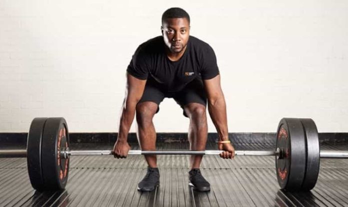 Fitness dünyasında başarılı sonuçlar elde etmek isteyen sporcular için kuvvet çalışmaları, gelişimin en önemli yapı taşlarından biri olarak kabul ediliyor. Düzenli şekilde uygulanan kuvvet antrenmanları yalnızca kas hacmini artırmakla kalmıyor; aynı zamanda dayanıklılığı geliştiriyor, metabolizmayı hızlandırıyor ve günlük yaşam kalitesini yükseltiyor. Bilimsel araştırmalar, doğru planlanan kuvvet egzersizlerinin hem profesyonel sporcular hem de amatör bireyler için uzun vadeli sağlık ve performans avantajları sunduğunu ortaya koyuyor. Konulu bir haber görseli.