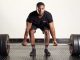 Kuvvet Çalışmaları Fitness Gelişimine Nasıl Katkı Sağlar? Fitness dünyasında başarılı sonuçlar elde etmek isteyen sporcular için kuvvet çalışmaları, gelişimin en önemli yapı taşlarından biri olarak kabul ediliyor. Düzenli şekilde uygulanan kuvvet antrenmanları yalnızca kas hacmini artırmakla kalmıyor; aynı zamanda dayanıklılığı geliştiriyor, metabolizmayı hızlandırıyor ve günlük yaşam kalitesini yükseltiyor. Bilimsel araştırmalar, doğru planlanan kuvvet egzersizlerinin hem profesyonel sporcular hem de amatör bireyler için uzun vadeli sağlık ve performans avantajları sunduğunu ortaya koyuyor. Konulu bir haber görseli.