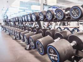 Mobilite Çalışmaları Fitness Başarısını Artırıyor Fitness dünyasında başarılı sonuçlara ulaşmak isteyen sporcular genellikle ağırlık antrenmanları, kardiyo çalışmaları ve beslenme düzenine odaklanıyor. Ancak son yıllarda hareket kalitesini artırmaya yönelik mobilite çalışmaları da spor performansının önemli bir parçası haline geliyor. Vücudun daha rahat, kontrollü ve geniş hareket aralığında çalışmasını sağlayan bu uygulamalar, hem yeni başlayanlar hem de ileri seviye sporcular tarafından tercih ediliyor. Konulu bir haber görseli.