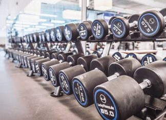 Fitness dünyasında başarılı sonuçlara ulaşmak isteyen sporcular genellikle ağırlık antrenmanları, kardiyo çalışmaları ve beslenme düzenine odaklanıyor. Ancak son yıllarda hareket kalitesini artırmaya yönelik mobilite çalışmaları da spor performansının önemli bir parçası haline geliyor. Vücudun daha rahat, kontrollü ve geniş hareket aralığında çalışmasını sağlayan bu uygulamalar, hem yeni başlayanlar hem de ileri seviye sporcular tarafından tercih ediliyor. Konulu bir haber görseli.