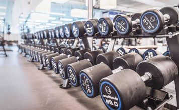 Mobilite Çalışmaları Fitness Başarısını Artırıyor Fitness dünyasında başarılı sonuçlara ulaşmak isteyen sporcular genellikle ağırlık antrenmanları, kardiyo çalışmaları ve beslenme düzenine odaklanıyor. Ancak son yıllarda hareket kalitesini artırmaya yönelik mobilite çalışmaları da spor performansının önemli bir parçası haline geliyor. Vücudun daha rahat, kontrollü ve geniş hareket aralığında çalışmasını sağlayan bu uygulamalar, hem yeni başlayanlar hem de ileri seviye sporcular tarafından tercih ediliyor. Konulu bir haber görseli.
