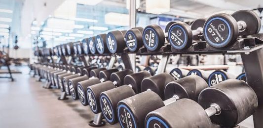 Fitness dünyasında başarılı sonuçlara ulaşmak isteyen sporcular genellikle ağırlık antrenmanları, kardiyo çalışmaları ve beslenme düzenine odaklanıyor. Ancak son yıllarda hareket kalitesini artırmaya yönelik mobilite çalışmaları da spor performansının önemli bir parçası haline geliyor. Vücudun daha rahat, kontrollü ve geniş hareket aralığında çalışmasını sağlayan bu uygulamalar, hem yeni başlayanlar hem de ileri seviye sporcular tarafından tercih ediliyor. Konulu bir haber görseli.