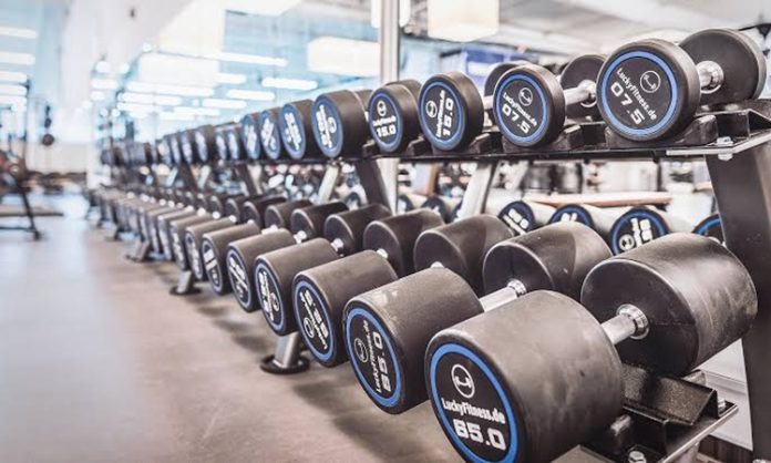 Mobilite Çalışmaları Fitness Başarısını Artırıyor Fitness dünyasında başarılı sonuçlara ulaşmak isteyen sporcular genellikle ağırlık antrenmanları, kardiyo çalışmaları ve beslenme düzenine odaklanıyor. Ancak son yıllarda hareket kalitesini artırmaya yönelik mobilite çalışmaları da spor performansının önemli bir parçası haline geliyor. Vücudun daha rahat, kontrollü ve geniş hareket aralığında çalışmasını sağlayan bu uygulamalar, hem yeni başlayanlar hem de ileri seviye sporcular tarafından tercih ediliyor. Konulu bir haber görseli.