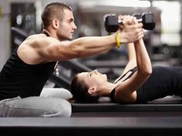 Fitness sektöründe dijitalleşmenin hız kazanmasıyla birlikte çalışma modelleri de önemli ölçüde değişiyor. Geleneksel salon ortamının yanı sıra internet üzerinden sunulan hizmetler, fitness eğitmenleri için yeni kariyer fırsatları oluşturuyor. Online danışmanlık, uzaktan takip sistemleri ve dijital antrenman programları sayesinde eğitmenler daha geniş kitlelere ulaşabiliyor. Konulu bir haber görseli.