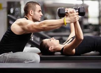 Fitness sektöründe dijitalleşmenin hız kazanmasıyla birlikte çalışma modelleri de önemli ölçüde değişiyor. Geleneksel salon ortamının yanı sıra internet üzerinden sunulan hizmetler, fitness eğitmenleri için yeni kariyer fırsatları oluşturuyor. Online danışmanlık, uzaktan takip sistemleri ve dijital antrenman programları sayesinde eğitmenler daha geniş kitlelere ulaşabiliyor. Konulu bir haber görseli.