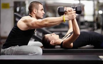 Fitness sektöründe dijitalleşmenin hız kazanmasıyla birlikte çalışma modelleri de önemli ölçüde değişiyor. Geleneksel salon ortamının yanı sıra internet üzerinden sunulan hizmetler, fitness eğitmenleri için yeni kariyer fırsatları oluşturuyor. Online danışmanlık, uzaktan takip sistemleri ve dijital antrenman programları sayesinde eğitmenler daha geniş kitlelere ulaşabiliyor. Konulu bir haber görseli.