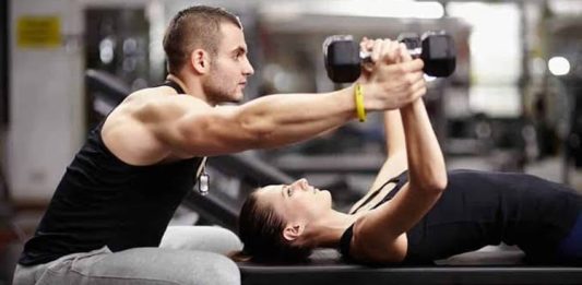 Online Hizmetler Fitness Eğitmenlerine Yeni Fırsatlar Sunuyor Fitness sektöründe dijitalleşmenin hız kazanmasıyla birlikte çalışma modelleri de önemli ölçüde değişiyor. Geleneksel salon ortamının yanı sıra internet üzerinden sunulan hizmetler, fitness eğitmenleri için yeni kariyer fırsatları oluşturuyor. Online danışmanlık, uzaktan takip sistemleri ve dijital antrenman programları sayesinde eğitmenler daha geniş kitlelere ulaşabiliyor. Konulu bir haber görseli.