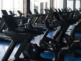 Profesyonel Fitness Cihazları Nasıl Seçilmeli? Spor salonlarının başarısını belirleyen en önemli unsurlardan biri, üyelere sunulan ekipmanların kalitesidir. Günümüzde kullanıcılar yalnızca geniş bir spor alanı değil, aynı zamanda güvenli, dayanıklı ve teknolojik açıdan gelişmiş ekipmanlarla donatılmış tesisleri tercih ediyor. Bu nedenle profesyonel fitness cihazları seçimi, hem yeni açılacak spor salonları hem de mevcut işletmeler için stratejik bir yatırım olarak görülüyor. Konulu bir haber görseli.