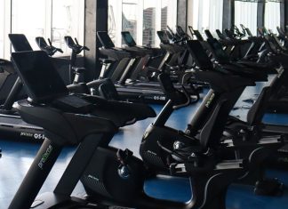 Profesyonel Fitness Cihazları Nasıl Seçilmeli? Spor salonlarının başarısını belirleyen en önemli unsurlardan biri, üyelere sunulan ekipmanların kalitesidir. Günümüzde kullanıcılar yalnızca geniş bir spor alanı değil, aynı zamanda güvenli, dayanıklı ve teknolojik açıdan gelişmiş ekipmanlarla donatılmış tesisleri tercih ediyor. Bu nedenle profesyonel fitness cihazları seçimi, hem yeni açılacak spor salonları hem de mevcut işletmeler için stratejik bir yatırım olarak görülüyor. Konulu bir haber görseli.
