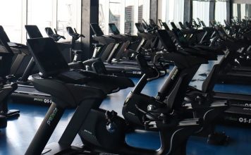 Spor salonlarının başarısını belirleyen en önemli unsurlardan biri, üyelere sunulan ekipmanların kalitesidir. Günümüzde kullanıcılar yalnızca geniş bir spor alanı değil, aynı zamanda güvenli, dayanıklı ve teknolojik açıdan gelişmiş ekipmanlarla donatılmış tesisleri tercih ediyor. Bu nedenle profesyonel fitness cihazları seçimi, hem yeni açılacak spor salonları hem de mevcut işletmeler için stratejik bir yatırım olarak görülüyor. Konulu bir haber görseli.