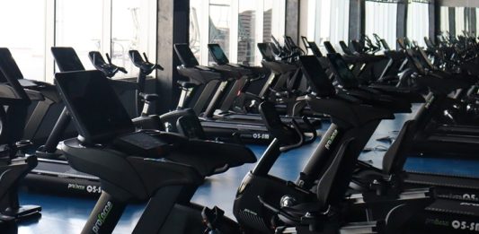 Profesyonel Fitness Cihazları Nasıl Seçilmeli? Spor salonlarının başarısını belirleyen en önemli unsurlardan biri, üyelere sunulan ekipmanların kalitesidir. Günümüzde kullanıcılar yalnızca geniş bir spor alanı değil, aynı zamanda güvenli, dayanıklı ve teknolojik açıdan gelişmiş ekipmanlarla donatılmış tesisleri tercih ediyor. Bu nedenle profesyonel fitness cihazları seçimi, hem yeni açılacak spor salonları hem de mevcut işletmeler için stratejik bir yatırım olarak görülüyor. Konulu bir haber görseli.