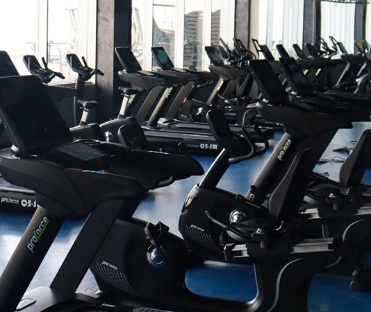 Spor salonlarının başarısını belirleyen en önemli unsurlardan biri, üyelere sunulan ekipmanların kalitesidir. Günümüzde kullanıcılar yalnızca geniş bir spor alanı değil, aynı zamanda güvenli, dayanıklı ve teknolojik açıdan gelişmiş ekipmanlarla donatılmış tesisleri tercih ediyor. Bu nedenle profesyonel fitness cihazları seçimi, hem yeni açılacak spor salonları hem de mevcut işletmeler için stratejik bir yatırım olarak görülüyor. Konulu bir haber görseli.