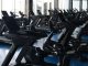 Profesyonel Fitness Cihazları Nasıl Seçilmeli? Spor salonlarının başarısını belirleyen en önemli unsurlardan biri, üyelere sunulan ekipmanların kalitesidir. Günümüzde kullanıcılar yalnızca geniş bir spor alanı değil, aynı zamanda güvenli, dayanıklı ve teknolojik açıdan gelişmiş ekipmanlarla donatılmış tesisleri tercih ediyor. Bu nedenle profesyonel fitness cihazları seçimi, hem yeni açılacak spor salonları hem de mevcut işletmeler için stratejik bir yatırım olarak görülüyor. Konulu bir haber görseli.