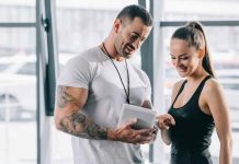Fitness hedeflerine ulaşmak isteyen kişilerin en önemli kararlarından biri doğru profesyoneli seçmektir. Günümüzde spor salonlarının yaygınlaşmasıyla birlikte birçok kişi daha sağlıklı bir yaşam, kas gelişimi, kilo kontrolü veya performans artışı amacıyla uzman desteğine yöneliyor. Ancak doğru fitness eğitmeni seçimi, beklenen sonuçlara ulaşmak ve güvenli bir antrenman süreci geçirmek açısından büyük önem taşıyor. Konulu bir haber görseli.