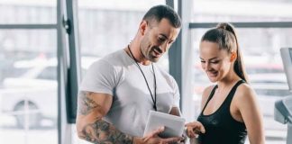 Profesyonel Fitness Eğitmeni Seçerken Nelere Dikkat Edilmeli? Fitness hedeflerine ulaşmak isteyen kişilerin en önemli kararlarından biri doğru profesyoneli seçmektir. Günümüzde spor salonlarının yaygınlaşmasıyla birlikte birçok kişi daha sağlıklı bir yaşam, kas gelişimi, kilo kontrolü veya performans artışı amacıyla uzman desteğine yöneliyor. Ancak doğru fitness eğitmeni seçimi, beklenen sonuçlara ulaşmak ve güvenli bir antrenman süreci geçirmek açısından büyük önem taşıyor. Konulu bir haber görseli.