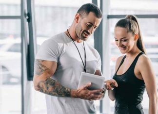 Fitness hedeflerine ulaşmak isteyen kişilerin en önemli kararlarından biri doğru profesyoneli seçmektir. Günümüzde spor salonlarının yaygınlaşmasıyla birlikte birçok kişi daha sağlıklı bir yaşam, kas gelişimi, kilo kontrolü veya performans artışı amacıyla uzman desteğine yöneliyor. Ancak doğru fitness eğitmeni seçimi, beklenen sonuçlara ulaşmak ve güvenli bir antrenman süreci geçirmek açısından büyük önem taşıyor. Konulu bir haber görseli.